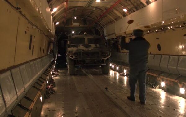 Vận chuyển thiết bị quân sự và đưa nhân viên lên máy bay vận tải quân sự hạng nặng Il-76 tại sân bay Ulyanovsk-Vostochny. - Sputnik Việt Nam