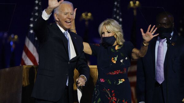 Ứng viên tổng thống Mỹ Joe Biden và vợ sau khi công bố kết quả bỏ phiếu. - Sputnik Việt Nam