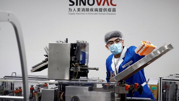 Công nhân nhà máy Sinovac ở Bắc Kinh, nơi sản xuất vắc xin chống coronavirus CoronaVac của Trung Quốc. - Sputnik Việt Nam