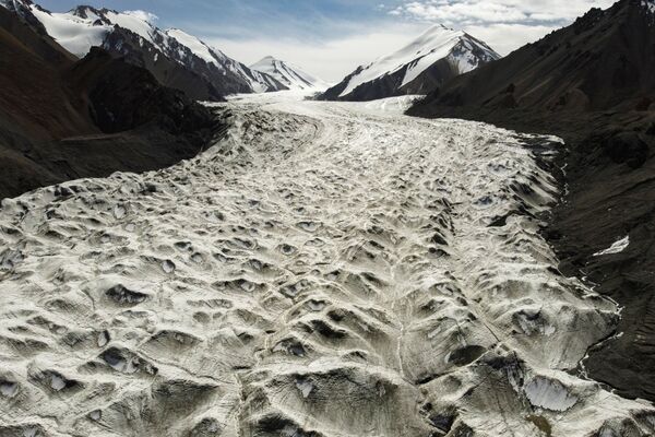 Dòng nước tan chảy từ sông băng Laohugou số 12 trên dãy núi Kỳ Liên, tỉnh Cam Túc, Trung Quốc - Sputnik Việt Nam