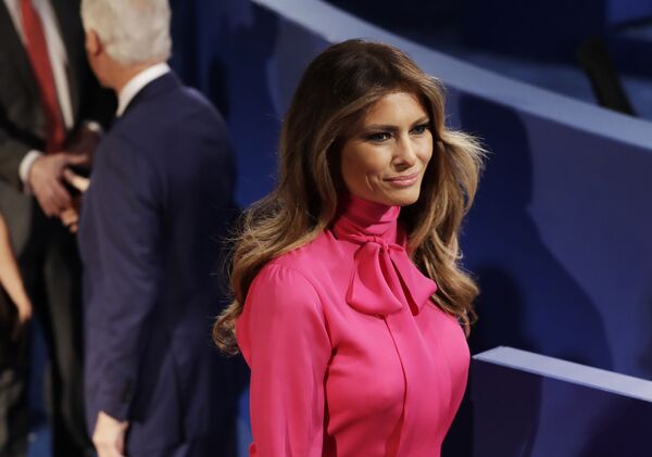 Melania Trump mặc chiếc áo sơ mi Gucci tại cuộc tranh luận tổng thống năm 2016 - Sputnik Việt Nam