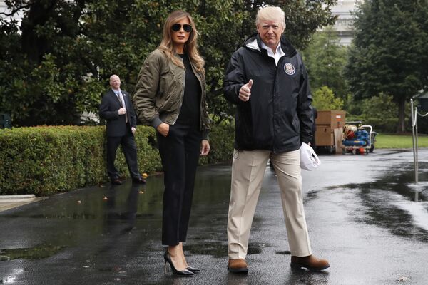 Donald và Melania Trump trước chuyến đi thăm Texas, nơi trải qua trận bão Harvey, năm 2017.  - Sputnik Việt Nam