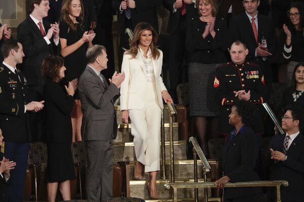 Melania Trump tại Quốc hội Mỹ trong bộ áo vét và quần màu trắng của hãng Christian Dior, năm 2018. - Sputnik Việt Nam