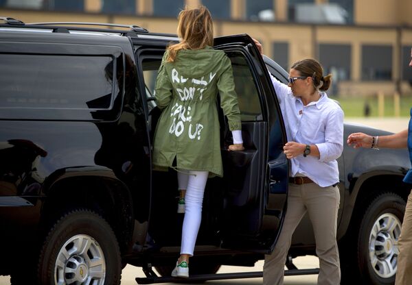 Đến thăm căn cứ không quân Andrews, Maryland, Melania Trump mặc chiếc áo khoác Zara có in dòng chữ Tôi thực sự không quan tâm, còn các vị thì sao?  - Sputnik Việt Nam