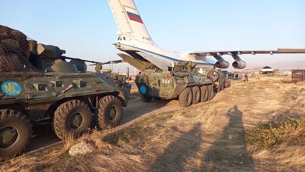 Di chuyển các binh sĩ gìn giữ hòa bình của Nga, đến để giải quyết tình hình ở Nagorno-Karabakh, tại sân bay Erebuni ở Armenia - Sputnik Việt Nam