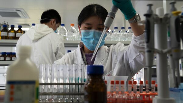 Nhân viên của SinoVac trong phòng thí nghiệm tại nhà máy vắc xin CoronaVac ở Bắc Kinh. - Sputnik Việt Nam