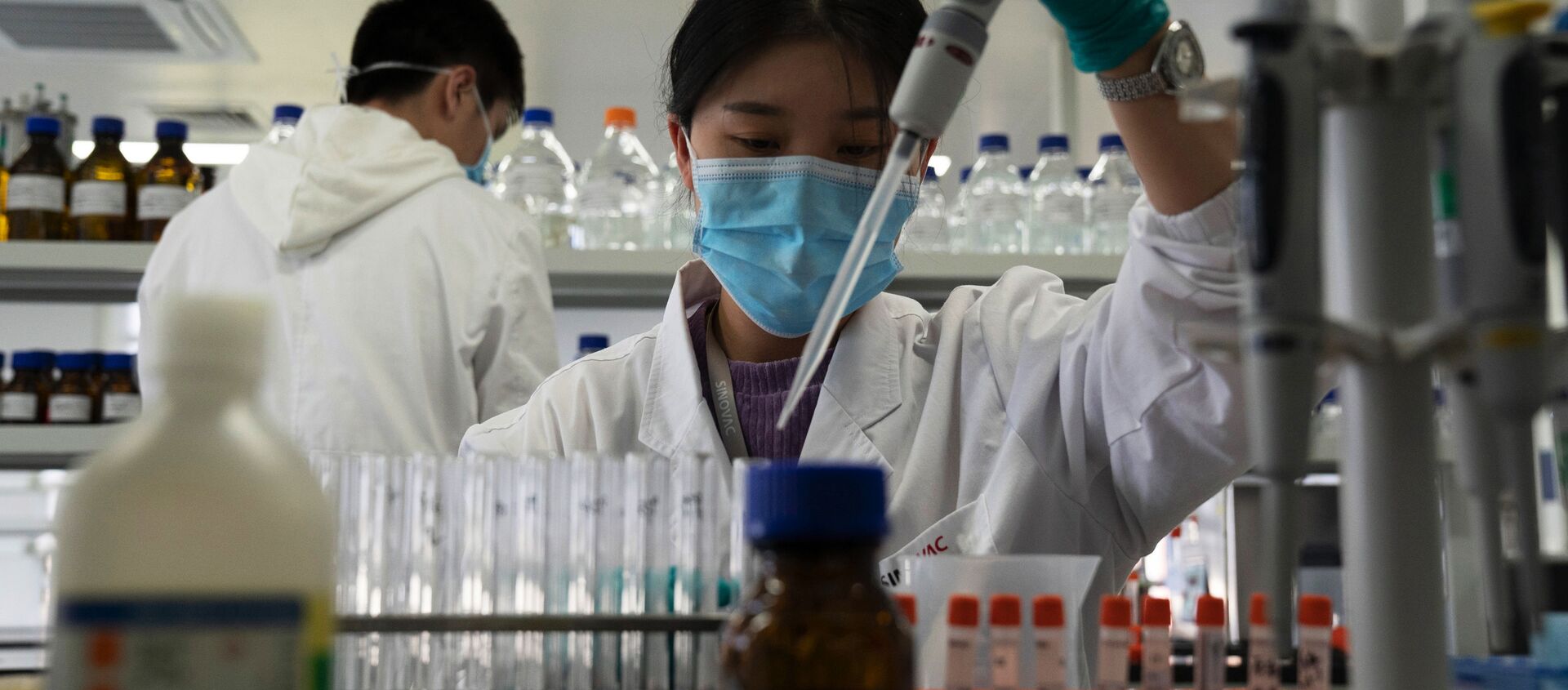 Nhân viên của SinoVac trong phòng thí nghiệm tại nhà máy vắc xin CoronaVac ở Bắc Kinh. - Sputnik Việt Nam, 1920, 24.06.2021