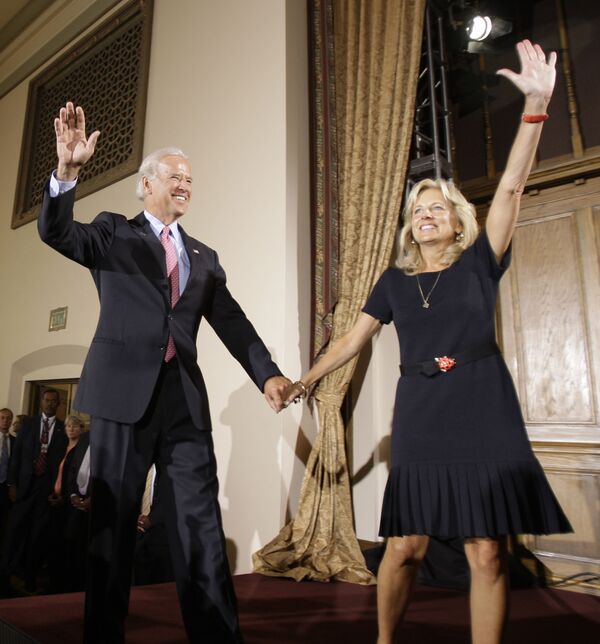Ứng cử viên Phó Tổng thống Joe Biden và vợ ông, Jill, tham dự Hội nghị bàn tròn kinh tế dành cho phụ nữ ở Denver, 2008 - Sputnik Việt Nam