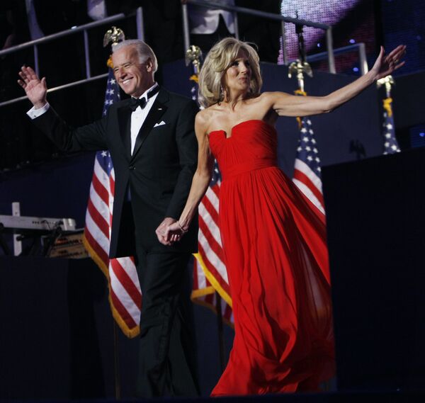 Phó Tổng thống Hoa Kỳ Joe Biden và phu nhân Jill trong vũ hội Neighborhood Ball ở Washington, 2009 - Sputnik Việt Nam