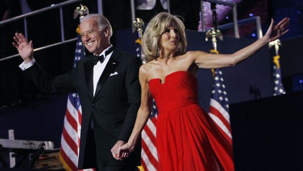 Phó Tổng thống Hoa Kỳ Joe Biden và phu nhân Jill trong vũ hội Neighborhood Ball ở Washington, 2009 - Sputnik Việt Nam