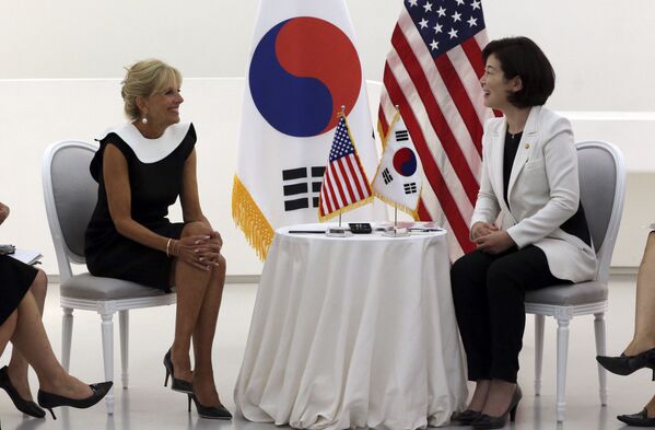 Vợ của Phó Tổng thống Hoa Kỳ Jill Biden và Kim Hee-jung, Bộ trưởng bình đẳng giới và các vấn đề gia đình của Hàn Quốc, trong cuộc gặp ở Seoul, 2015 - Sputnik Việt Nam