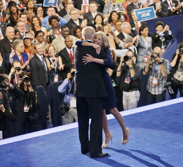 Phó Tổng thống Joe Biden ôm vợ mình, Jill, trên sân khấu tại Hội nghị Quốc gia Đảng Dân chủ 2012 ở Charlotte, Bắc Carolina, Mỹ - Sputnik Việt Nam