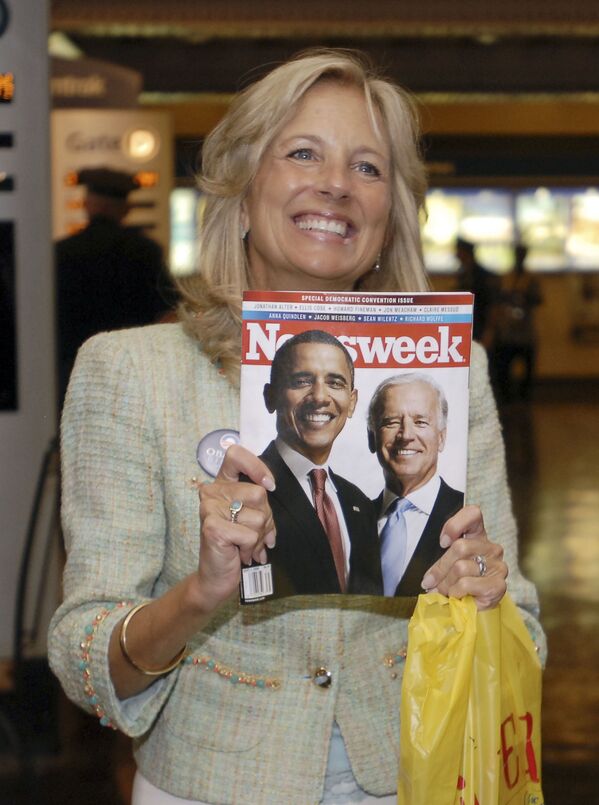Jill Biden giữ cuốn tạp chí có hình ảnh Barack Obama và Joe Biden, Wilmington, Delaware, 2008 - Sputnik Việt Nam