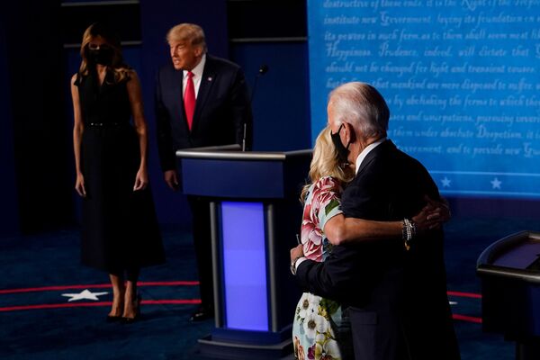 Ứng cử viên tổng thống đảng Dân chủ Joe Biden ôm phu nhân Jill sau cuộc tranh luận tổng thống thứ hai và cũng là cuối cùng tại Đại học Belmont ở Nashville, Tennessee, Hoa Kỳ, 2020 - Sputnik Việt Nam