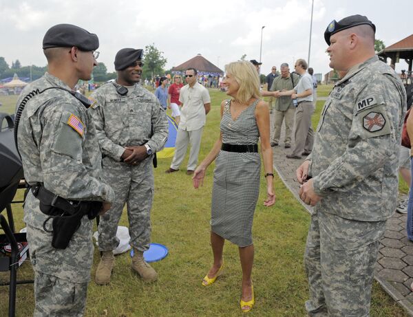 Jill Biden khi đến thăm nơi đóng quân của Quân đội Hoa Kỳ ở Schweinfurt, Đức, 2009 - Sputnik Việt Nam