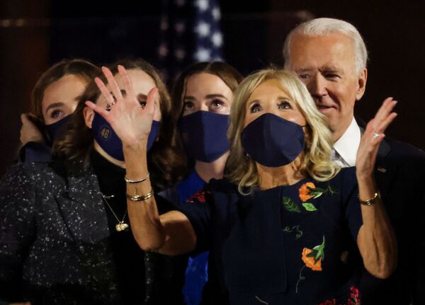 Ứng cử viên tổng thống đảng Dân chủ Joe Biden với vợ Jill và các cháu gái ở Wilmington, Delaware, Mỹ, 2020 - Sputnik Việt Nam