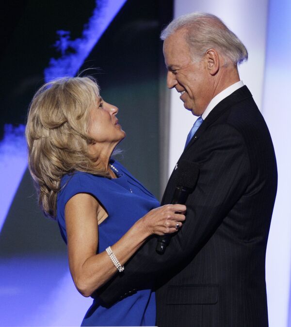Ứng cử viên phó tổng thống của đảng Dân chủ, Thượng nghị sĩ Joe Biden ôm phu nhân Jill sau khi phát biểu tại Hội nghị Quốc gia đảng Dân chủ ở Denver, Mỹ, 2008 - Sputnik Việt Nam