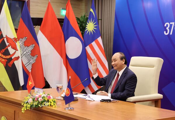 Thủ tướng Nguyễn Xuân Phúc, Chủ tịch ASEAN 2020 phát biểu tại Phiên toàn thể Hội nghị Cấp cao ASEAN lần thứ 37 - Sputnik Việt Nam