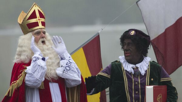  Những người mặc trang phục Sinterklaas và trợ lý Black Peter của ông ta ở thành phố Gada, Hà Lan - Sputnik Việt Nam