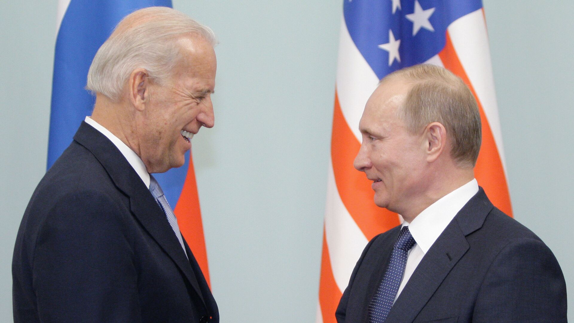 Cuộc gặp giữa thủ tướng Nga Vladimir Putin và phó tổng thống Hoa Kỳ Joe Biden, năm 2011 - Sputnik Việt Nam, 1920, 18.04.2022