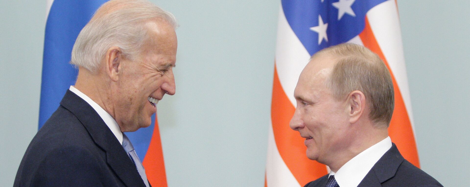 Cuộc gặp giữa thủ tướng Nga Vladimir Putin và phó tổng thống Hoa Kỳ Joe Biden, năm 2011 - Sputnik Việt Nam, 1920, 26.05.2021