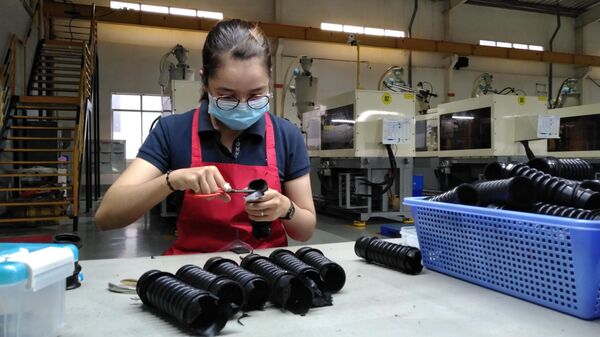 Công nhân hoàn thiện linh kiện giảm chấn băng cao su kỹ thuật cao tại nhà máy của Công ty TNHH Tương Lai - Sputnik Việt Nam