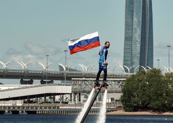 Vận động viên của đội tuyển thủy âm quốc gia Nga trong lễ kỷ niệm Ngày nước Nga trên mũi Petrovskaya ở St.Petersburg - Sputnik Việt Nam