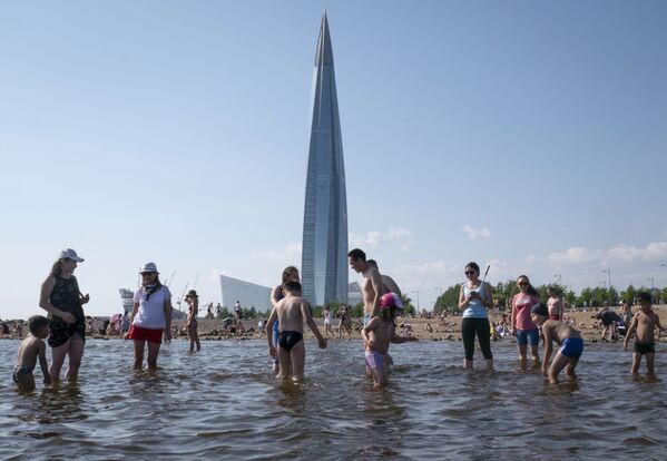 Người dân trên bãi tắm gần tòa tháp của tổ hợp kinh doanh đa chức năng Trung tâm Lakhta ở St. Petersburg - Sputnik Việt Nam