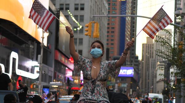 Cô gái trên đường phố ở New York sau tin tức về chiến thắng của ứng cử viên Đảng Dân chủ Joseph Biden trong cuộc bầu cử tổng thống Mỹ - Sputnik Việt Nam
