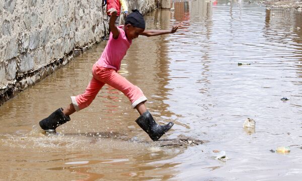 Đứa trẻ nhảy xuống nước từ hồ nước tràn ở Kenya - Sputnik Việt Nam