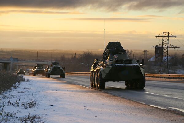 Đoàn xe kỹ thuậtt quân sự của lực lượng gìn giữ hòa bình Nga trên đường tới Nagorno-Karabakh - Sputnik Việt Nam