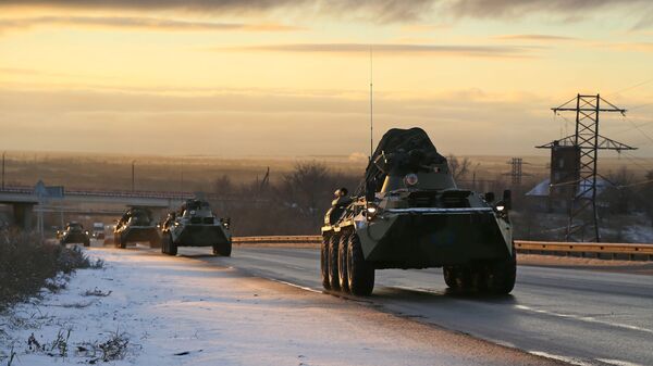 Đoàn xe kỹ thuậtt quân sự của lực lượng gìn giữ hòa bình Nga trên đường tới Nagorno-Karabakh - Sputnik Việt Nam