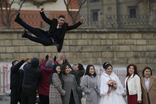 Tân lang và tân nương tổ chức đám cưới được bạn bè vây quanh trên Quảng trường Đỏ ở Moskva - Sputnik Việt Nam