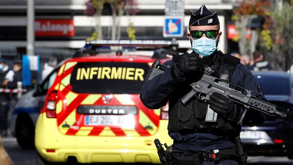 Một cảnh sát tại nơi xảy ra vụ tấn công ở Nice. - Sputnik Việt Nam
