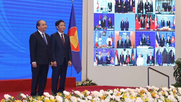Thủ tướng Nguyễn Xuân Phúc, Chủ tịch ASEAN 2020 và Bộ trưởng Bộ Công Thương Trần Tuấn Anh và các nước tham dự lễ ký - Sputnik Việt Nam