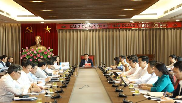 Bí thư Thành ủy Hà Nội Vương Đình Huệ làm việc với Ban Cán sự Đảng UBND Thành phố Hà Nội về định hướng kế hoạch đầu tư công của Thành phố - Sputnik Việt Nam