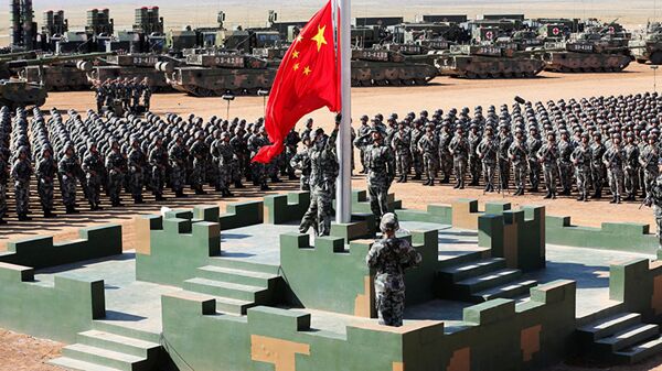 Các binh sĩ PLA cắm quốc kỳ trong cuộc duyệt binh - Sputnik Việt Nam
