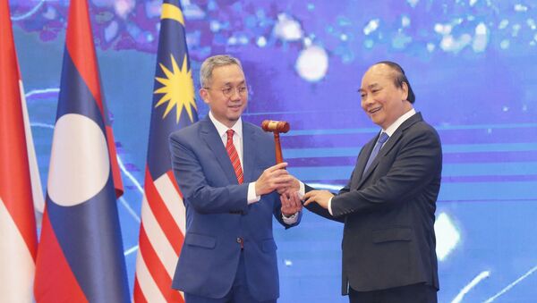 Thủ tướng Nguyễn Xuân Phúc trao chiếc búa gỗ cho Đại sứ Brunei tại Việt Nam-nước giữ vai trò Chủ tịch ASEAN 2021 - Sputnik Việt Nam