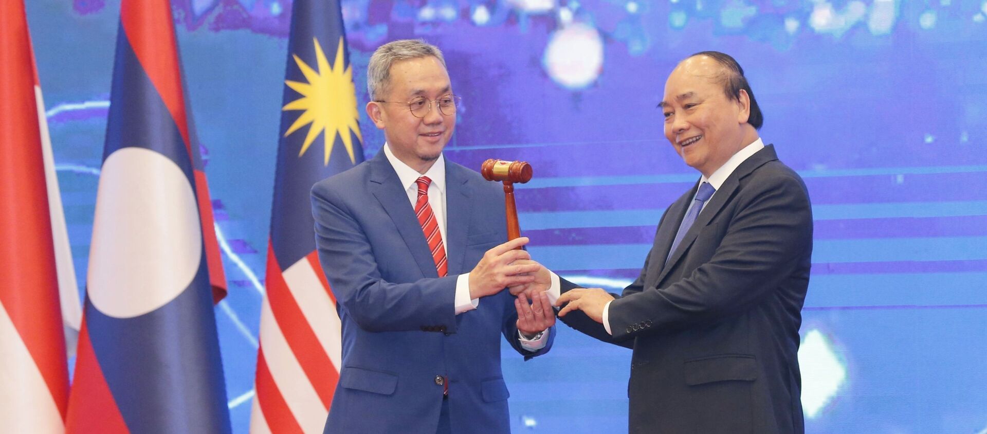 Thủ tướng Nguyễn Xuân Phúc trao chiếc búa gỗ cho Đại sứ Brunei tại Việt Nam-nước giữ vai trò Chủ tịch ASEAN 2021 - Sputnik Việt Nam, 1920, 15.11.2020