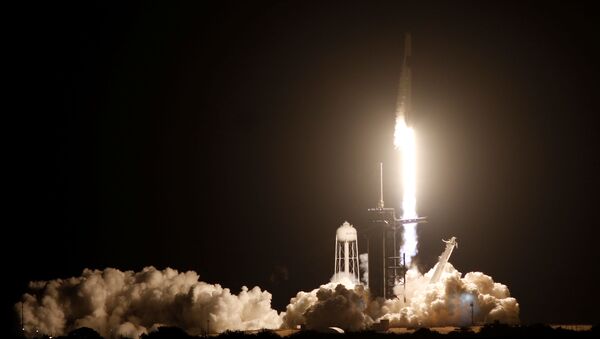 Tên lửa đẩy Falcon 9 của SpaceX mang theo tàu vũ trụ con thoi Crew Dragon  - Sputnik Việt Nam
