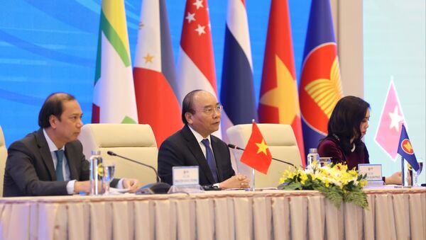  Thủ tướng Nguyễn Xuân Phúc, Chủ tịch ASEAN 2020 chủ trì buổi họp báo. - Sputnik Việt Nam