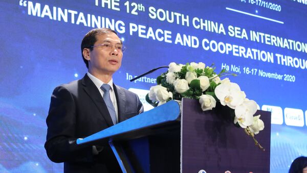 Thứ trưởng Thường trực Bộ ngoại giao Bùi Thanh Sơn phát biểu tại Hội thảo khoa học quốc tế về biển Đông lần thứ 12.  - Sputnik Việt Nam