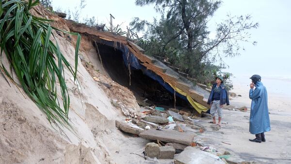 Hệ thống kè biển ở huyện Vĩnh Linh bị sạt lở do ảnh hưởng bão số 13. - Sputnik Việt Nam