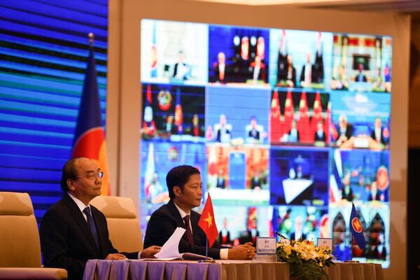 Thủ tướng Việt Nam Nguyễn Xuân Phúc và Bộ trưởng Bộ Công Thương Trần Tuấn Anh tại lễ ký Hiệp định Đối tác Kinh tế Toàn diện Khu vực (RCEP) - Sputnik Việt Nam