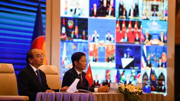 Thủ tướng Việt Nam Nguyễn Xuân Phúc và Bộ trưởng Bộ Công Thương Trần Tuấn Anh tại lễ ký Hiệp định Đối tác Kinh tế Toàn diện Khu vực (RCEP). - Sputnik Việt Nam
