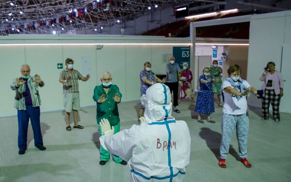 Bác sĩ tổ chức lớp khí công cho bệnh nhân trong bệnh viện tạm thời ở Cung thể thao băng Krylatskoye - Sputnik Việt Nam