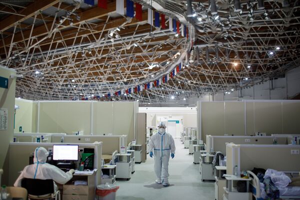 Nhân viên y tế tại bệnh viện tạm thời cho bệnh nhân nhiễm COVID-19 tại Cung thể thao băng Krylatskoye - Sputnik Việt Nam