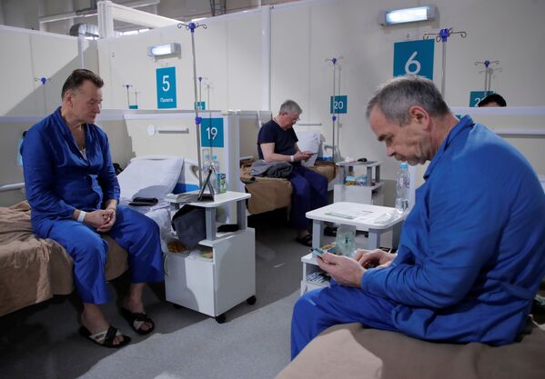 Bệnh nhân trong bệnh viện tạm thời dành cho bệnh nhân nhiễm COVID-19 tại Cung thể thao băng Krylatskoye - Sputnik Việt Nam