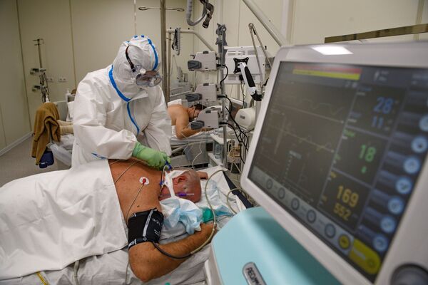 Nhân viên y tế và bệnh nhân tại bệnh viện tạm thời dành cho bệnh nhân nhiễm COVID-19 tại  Cung thể thao băng Krylatskoye - Sputnik Việt Nam