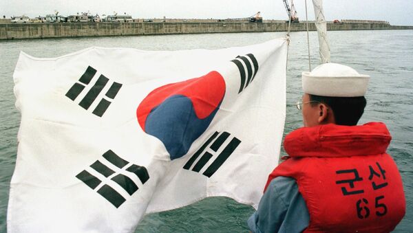 Sĩ quan hải quân Hàn Quốc trên nền cờ - Sputnik Việt Nam
